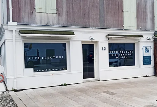 Façade de boutique blanche avec des fenêtres, le numéro 12, et des inscriptions d'architecture à Ile de Ré en Charente-Maritime 17