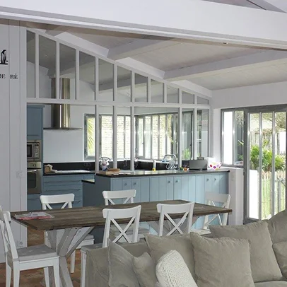 Cuisine ouverte moderne avec îlot, salle à manger et salon spacieux.